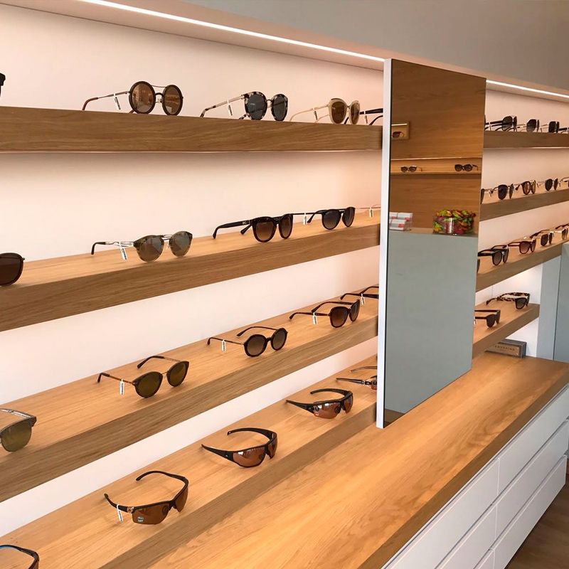 Sonnenbrillen im Regal des Optikhaus Leingarten